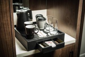 Příslušenství pro přípravu čaje a kávy v ubytování Courtyard by Marriott Baku