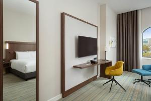 TV a/nebo společenská místnost v ubytování Courtyard by Marriott Baku