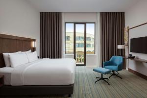 Postel nebo postele na pokoji v ubytování Courtyard by Marriott Baku