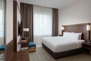 Postel nebo postele na pokoji v ubytování Courtyard by Marriott Baku