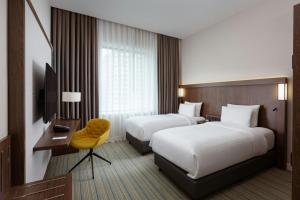 Postel nebo postele na pokoji v ubytování Courtyard by Marriott Baku
