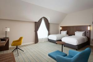 Postel nebo postele na pokoji v ubytování Courtyard by Marriott Baku