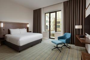 Postel nebo postele na pokoji v ubytování Courtyard by Marriott Baku