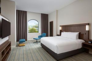 Postel nebo postele na pokoji v ubytování Courtyard by Marriott Baku