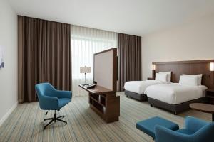 Postel nebo postele na pokoji v ubytování Courtyard by Marriott Baku