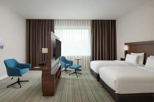 Postel nebo postele na pokoji v ubytování Courtyard by Marriott Baku