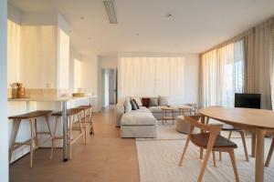 比利亚霍约萨Pure Sea Apartments Villajoyosa的带沙发和桌子的客厅