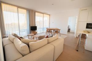 Pure Sea Apartments Villajoyosa的电视和/或娱乐中心