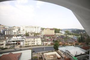 Pemandangan umum bagi Dalat atau pemandangan bandar yang diambil dari hotel