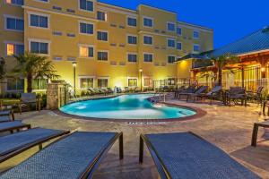 Bazén v ubytování Courtyard by Marriott Abilene Northeast nebo v jeho okolí