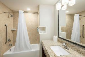 Koupelna v ubytování Courtyard by Marriott Abilene Northeast