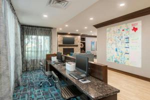 Kuchyň nebo kuchyňský kout v ubytování Courtyard by Marriott Abilene Northeast
