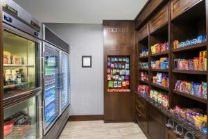 Supermarket nebo jiné obchody v  hotelu nebo okolí