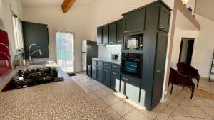 Η κουζίνα ή μικρή κουζίνα στο Villa Sol Dels Aspres avec Piscine, Barbecue, Climatisation centralisée, Garage, Internet SUDSEJOURCONCIERGERIE