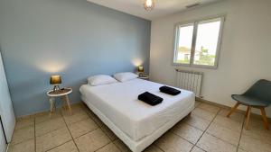 Ένα ή περισσότερα κρεβάτια σε δωμάτιο στο Villa Sol Dels Aspres avec Piscine, Barbecue, Climatisation centralisée, Garage, Internet SUDSEJOURCONCIERGERIE +25 φωτογραφίες