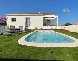 Πισίνα στο ή κοντά στο Villa Sol Dels Aspres avec Piscine, Barbecue, Climatisation centralisée, Garage, Internet SUDSEJOURCONCIERGERIE