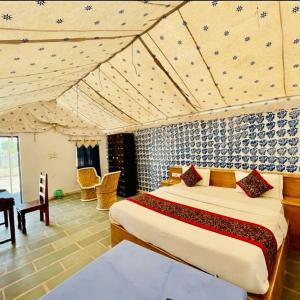Postel nebo postele na pokoji v ubytování desert Galaxy Camp Jaisalmer + 24 fotografií