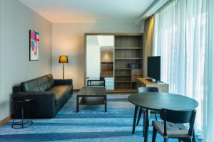 un salon avec un canapé et une table dans l'établissement Aloft Palm Jumeirah, à Dubaï