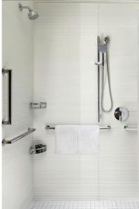 Bilik mandi di AC Hotel by Marriott Dallas Downtown