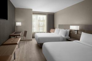Postel nebo postele na pokoji v ubytování AC Hotel by Marriott Lansing University Area
