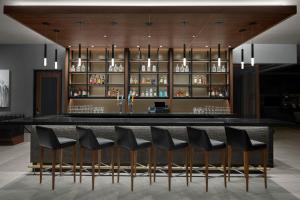 Lounge nebo bar v ubytování AC Hotel by Marriott Lansing University Area