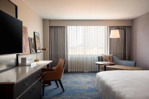 Postel nebo postele na pokoji v ubytování Renaissance Dallas Addison