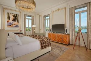 TV a/nebo společenská místnost v ubytování The Ritz-Carlton Hotel de la Paix, Geneva