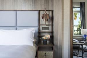 Postel nebo postele na pokoji v ubytování The Ritz-Carlton Hotel de la Paix, Geneva
