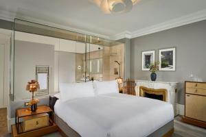 Postel nebo postele na pokoji v ubytování The Ritz-Carlton Hotel de la Paix, Geneva