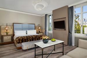 Postel nebo postele na pokoji v ubytování The Ritz-Carlton Hotel de la Paix, Geneva