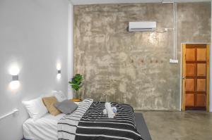 Postelja oz. postelje v sobi nastanitve Yong Peng homestay 永平民宿- 3 Bedroom Shoplot converted BnB at level 1 &2, for business travellers, Street Parking, WIFI, 1 min to KFC & MCD