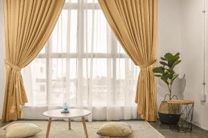 Predel za sedenje v nastanitvi Yong Peng homestay 永平民宿- 3 Bedroom Shoplot converted BnB at level 1 &2, for business travellers, Street Parking, WIFI, 1 min to KFC & MCD