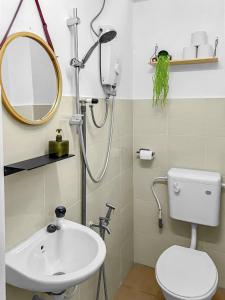 Kopalnica v nastanitvi Yong Peng homestay 永平民宿- 3 Bedroom Shoplot converted BnB at level 1 &2, for business travellers, Street Parking, WIFI, 1 min to KFC & MCD