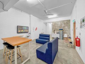 TV in/ali zabaviščno središče v nastanitvi Yong Peng homestay 永平民宿- 3 Bedroom Shoplot converted BnB at level 1 &2, for business travellers, Street Parking, WIFI, 1 min to KFC & MCD