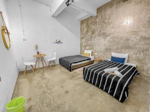 Postelja oz. postelje v sobi nastanitve Yong Peng homestay 永平民宿- 3 Bedroom Shoplot converted BnB at level 1 &2, for business travellers, Street Parking, WIFI, 1 min to KFC & MCD