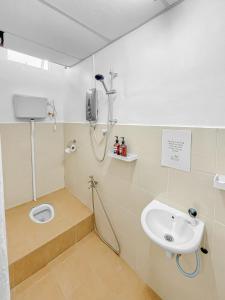 Kopalnica v nastanitvi Yong Peng homestay 永平民宿- 3 Bedroom Shoplot converted BnB at level 1 &2, for business travellers, Street Parking, WIFI, 1 min to KFC & MCD