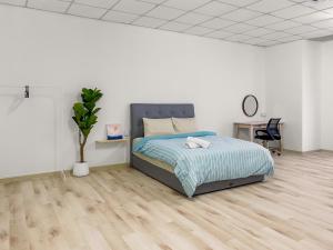Postelja oz. postelje v sobi nastanitve Yong Peng homestay 永平民宿- 3 Bedroom Shoplot converted BnB at level 1 &2, for business travellers, Street Parking, WIFI, 1 min to KFC & MCD
