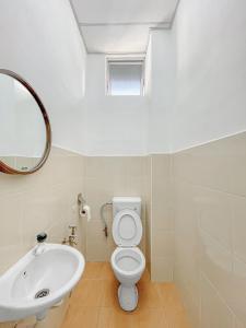 Kopalnica v nastanitvi Yong Peng homestay 永平民宿- 3 Bedroom Shoplot converted BnB at level 1 &2, for business travellers, Street Parking, WIFI, 1 min to KFC & MCD