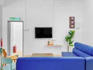 TV in/ali zabaviščno središče v nastanitvi Yong Peng homestay 永平民宿- 3 Bedroom Shoplot converted BnB at level 1 &2, for business travellers, Street Parking, WIFI, 1 min to KFC & MCD