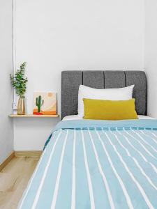 Postelja oz. postelje v sobi nastanitve Yong Peng homestay 永平民宿- 3 Bedroom Shoplot converted BnB at level 1 &2, for business travellers, Street Parking, WIFI, 1 min to KFC & MCD