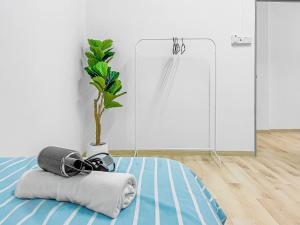 Fotografija v galeriji nastanitve Yong Peng homestay 永平民宿- 3 Bedroom Shoplot converted BnB at level 1 &2, for business travellers, Street Parking, WIFI, 1 min to KFC & MCD v mestu Yong Peng