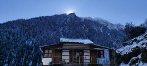 库尔卢Project Escape的小屋的背景是雪山
