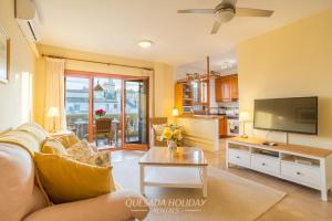 Μια τηλεόραση ή/και κέντρο ψυχαγωγίας στο Guardamar sea view apartment El Moncayo beach