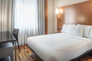 Postel nebo postele na pokoji v ubytování AC Hotel Ponferrada by Marriott