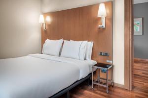 Postel nebo postele na pokoji v ubytování AC Hotel Ponferrada by Marriott