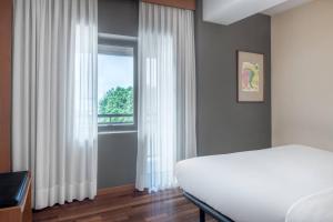 Postel nebo postele na pokoji v ubytování AC Hotel Ponferrada by Marriott