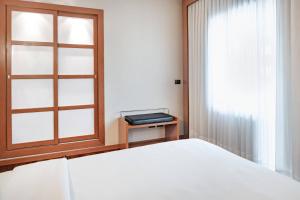 Postel nebo postele na pokoji v ubytování AC Hotel Ponferrada by Marriott