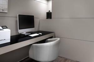 TV a/nebo společenská místnost v ubytování AC Hotel Ponferrada by Marriott