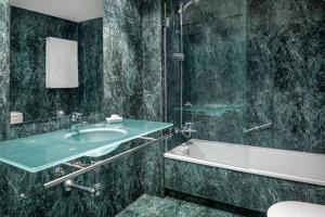 Koupelna v ubytování AC Hotel Ponferrada by Marriott
