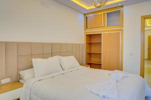 een slaapkamer met een groot wit bed en een raam bij Timitar, cozy one bedroom apartment in Agadir +15 foto's